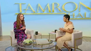 House of Harlow Robe portefeuille à imprimé géométrique portée par Melissa Urban lors du défilé Tamron Hall le 4 janvier 2024