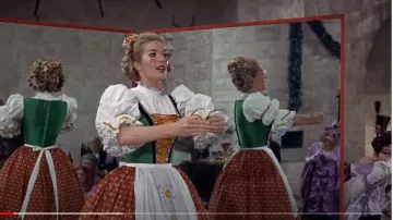 Falda estampada en rojo usada por Truly Scrumptious (Sally Ann Howes) en el vestuario de la película Chitty Chitty Bang Bang