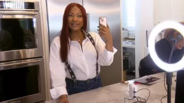 Tirantes de Medusa de Versace usados por Garcelle Beauvais como se ve en The Real Housewives of Beverly Hills (T13E10)