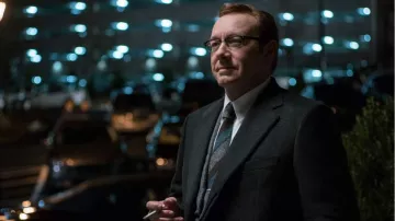 Corbata azul marrón gris usada por Doc (Kevin Spacey) en la película Baby Driver