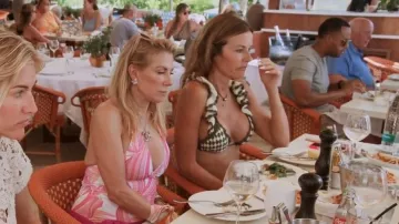 Zimmermann vert Devi Crochet tricot Bikini porté par Kelly Killoren Bensimon comme on le voit dans The Real Housewives Ultimate Girls Trip (S04E06)