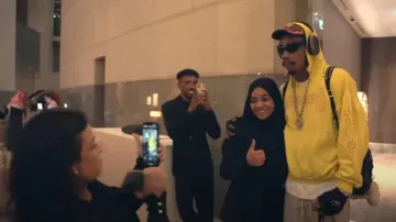 Apple AirPods Max 'Black' portés par Wiz Khalifa à Roscoes [Clip officiel]