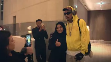 Vetements Navy Swiss Flag Flames Hat Cap porté par Wiz Khalifa à Roscoes [Clip officiel]