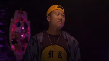 Coupe-vent Adidas Allover Print porté par TK (Joon Lee) comme on le voit dans The Brothers Sun (S01E01)