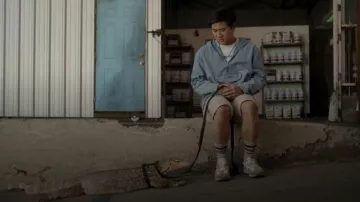 Levi’s Sutro Anorak Denim Pullover porté par Bruce Sun (Sam Song Li) comme on le voit dans The Brothers Sun (S01E02)