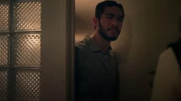 Rvca Endless Seersucker Camisa estampada de manga larga usada por Charles Sun (Justin Chien) como se ve en The Brothers Sun (S01E02)