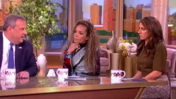 Christopher John Rogers Vestido asimétrico con cuello de bufanda de pasta de trigo usado por Sunny Hostin como se ve en The View el 3 de enero de 2024