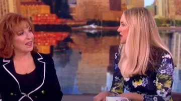 Vestido midi con estampado floral Erdem usado por Kate Snow como se ve en The View el 4 de enero de 2024