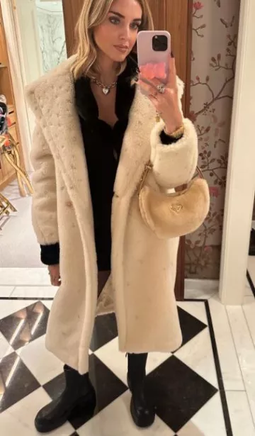 Sac à bandoulière Prada Arque en peau de mouton et cuir porté par Chiara Ferragni sur sa story Instagram le 8 décembre 2023