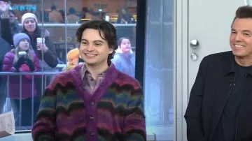 Avril8790 Cardigan en mohair mélangé en violet porté par Max Burkholder comme on le voit dans Aujourd’hui le 5 janvier 2024