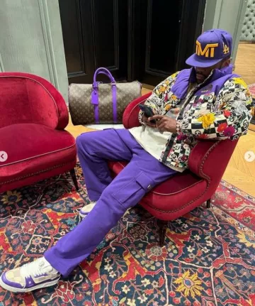 Bolso Louis Vuitton Marrón con Monograma y Ribete Púrpura 'Keepall 50' usado por Floyd Mayweather en la cuenta de Instagram @floydmayweather