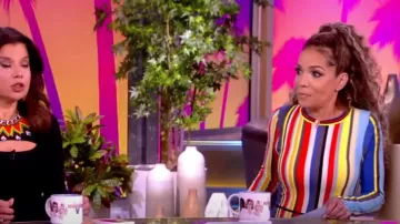Christopher John Rogers Vestido de manga larga acanalado de chenilla a rayas usado por Sunny Hostin como se ve en The View el 5 de enero de 2024