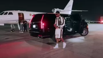 Chaqueta con logotipo de Rhude Brown Satin Palms usada por Rob49 en Homebody [Video oficial]