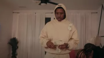 Sweat à capuche à col montant beige doré chiné porté par Rob49 dans Homebody [Vidéo officielle]