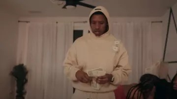 Pantalon de survêtement Fear Of God Essentials Beige Gold Heather porté par Rob49 dans Homebody [Vidéo officielle]