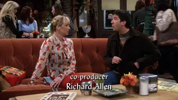 Chemise imprimée d’hôtel portée par Phoebe Buffay (Lisa Kudrow) dans la série télévisée Friends (saison 8, épisode 10)