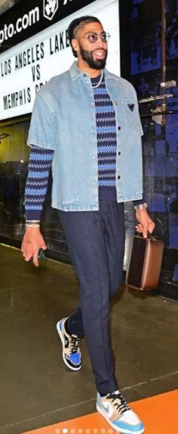 Pull Prada Navy Zig-Zag Fair Isle porté par Anthony Davis sur le compte Instagram @anthonydavislaker