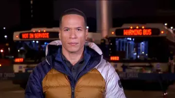 Doudoune réversible Canada Goose Black Label Legacy en bleu et beige portée par Alex Perez dans Good Morning America le 3 janvier 2024