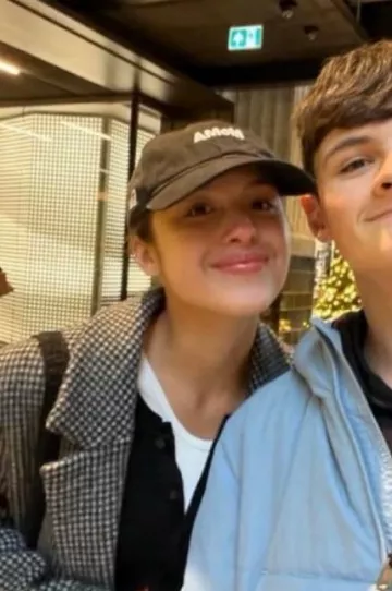 Abrigo Reformation Baker usado por Olivia Rodrigo en Londres el 6 de enero de 2023