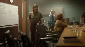 Adidas Originals Pantalon de survêtement large à trois bandes en rubis porté par Vanessa Young (Catherine Văn-Davies) comme on le voit dans Les Douze (S01E06)