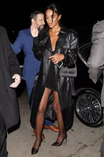 Saint Laurent Le 5 a 7 Mini Bag en Satén usado por Laura Harrier en la Fiesta Anual de las Mejores Actuaciones de la revista W el 5 de enero de 2024