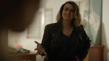 Veste en cuir cargo AllSaints portée par Diane Lawson (Jenni Baird) dans Les Douze (S01E09)