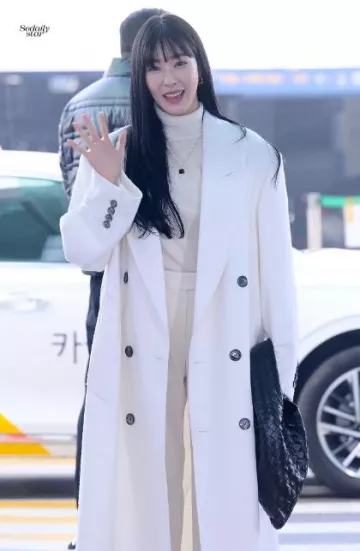 Abrigo de gabardina de doble pecho de gran tamaño de Ami Paris usado por Tiffany en el aeropuerto de Incheon el 5 de enero de 2024