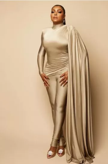 Malone Souliers Josia Sandales en satin ornées portées par Taraji P. Henson lors de la soirée annuelle des meilleures performances de W Magazine le 5 janvier 2024