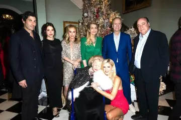 Sandales Chanel en cuir d’agneau gros-grain CC à bride chaîne portées par Ashley Benson sur son Instagram le 11 décembre 2023