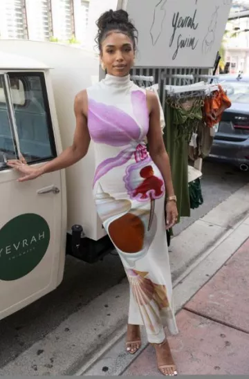 Robe mi-longue Loewe rose Maruja Mallo portée par Lori Harvey dans la boutique éphémère de la marque Yevrah Swim le 9 décembre 2023