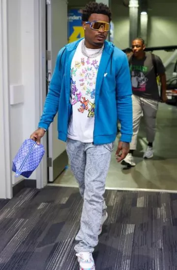 Trousse de toilette Goyard Bright Blue Boeing 25 portée par Derwin James Jr. sur le compte Instagram @derwinjames