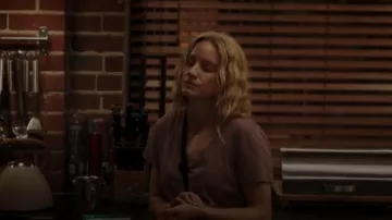Madewell Whisper Cotton V Neck Tee Shirt Purple worn by Magalie Leblanc (Laurence Leboeuf) as seen in Transplant (S04E08)