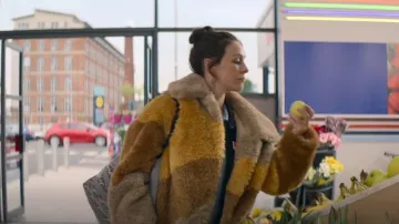 Bershka Le manteau en peluche en fausse fourrure porté par Janet (Roisin Gallagher) dans Les Amants (S01E01)