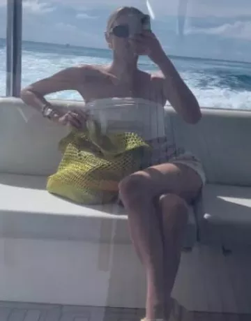 Sac fourre-tout Prada en raphia porté par Leonie Hanne sur sa Story Instagram le 7 janvier 2024