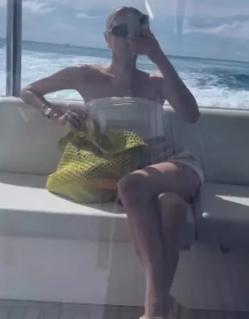 Bolso de rafia de Prada usado por Leonie Hanne en su historia de Instagram el 7 de enero de 2024