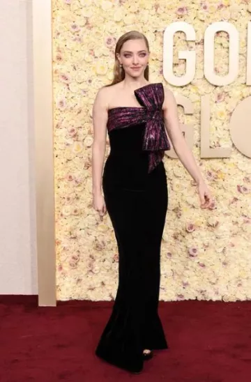 Sandalia de plataforma Skyhigh de Stuart Weitzman usada por Amanda Seyfried en los Globos de Oro el 7 de enero de 2024