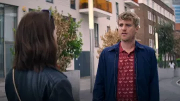 Polo con estampado de clavos de olor de Ted Baker usado por Seamus (Johnny Flynn) como se ve en The Lovers (T01E05)