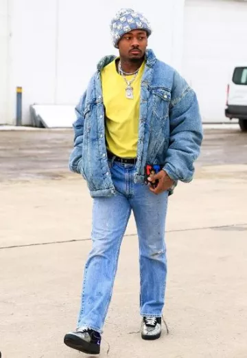 Veste en jean matelassée bleu délavé Balenciaga portée par Stefon Diggs sur le compte Instagram @stefondiggs