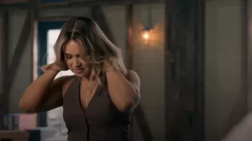 Gilet Kookaï Oyster porté par Evie Cooper (Tuuli Narkle) dans NCIS : Sydney (S01E08)