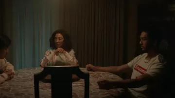 Creative T Designs Soupreme usado por Charles Sun (Justin Chien) como se ve en The Brothers Sun (T01E05)
