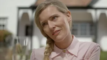 Camisa Combinada Texturizada de H&M usada por Abigail Whithall (Amy De Bhrún) como se ve en Santuario: A Witch's Tale (T01E01)