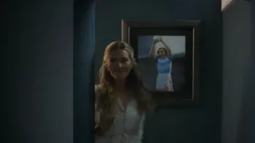 Robe Koura d’Allsaints portée par Abigail Whithall (Amy De Bhrún) comme on le voit dans Sanctuaire : Un conte de sorcière (S01E01)