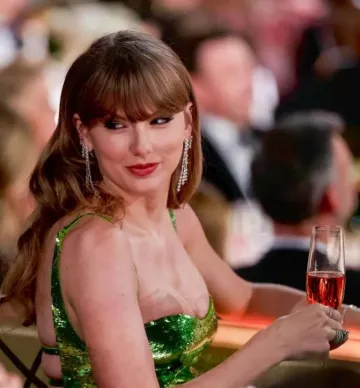 De Beers Db Classic Five Line Band In White Gold worn by  Taylor Swift at Golden Globe Awards on January 7, 2024