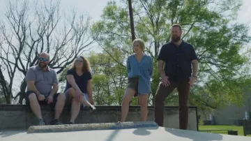 Blusa camisera de fiesta Aerie usada por Erin Napier como se ve en Home Town (S08E01)