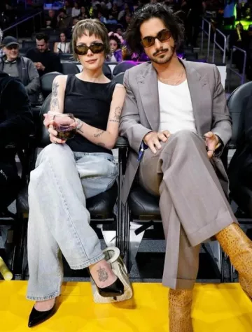 Sac à dés Dior en toile oblique blanche et cuir porté par Halsey lors d’un match des Lakers le 6 janvier 2024