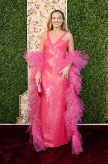 Judith Leiber Classic Slim Rectangle Fuchsia Clutch usado por Margot Robbie en los Globos de Oro el 7 de enero de 2024