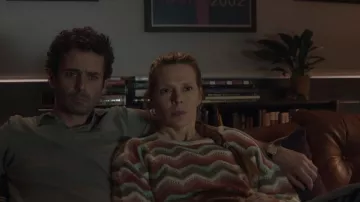 Suéter de rubí de capa marina en Multi Chevron usado por Marja (Annika Boras) como se ve en Dr. Death (S02E05)