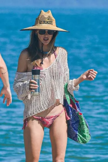 Caroline Crow No. 05 Ocean Blue Gemstone and 14K Yellow Gold Necklace worn by Alessandra Ambrosio in Florianopolis on January 4, 2024