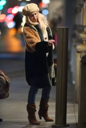 Etro Logo Embroidered Jacquard Tote Bag worn by Kate Hudson in New York City on January 4, 2024