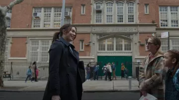 Burberry Waterloo Trench Coat worn by Benita Alexander (Mandy Moore) as seen in Dr. Death (S02E07)